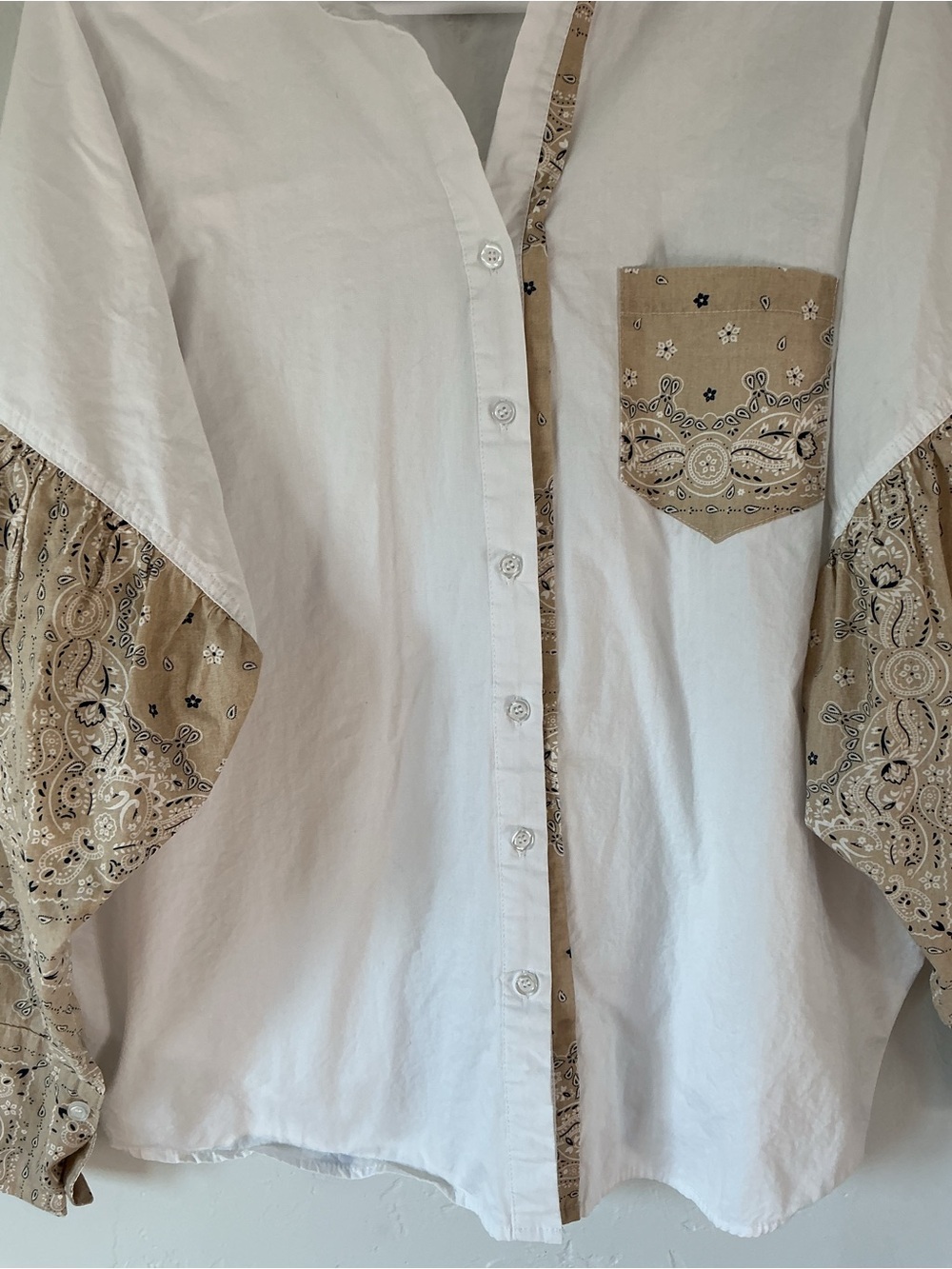 POL Oversized White Button-Down Shirt with Tan Bandana Details - Picture 4 of 10